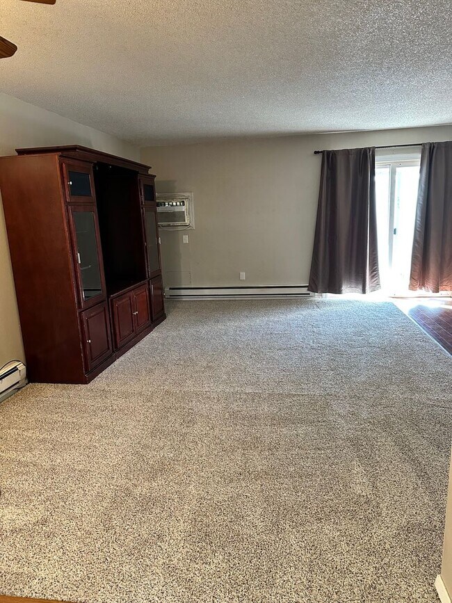 Building Photo - 2 Bedroom 1.5 Bath Townhome