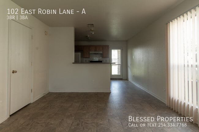 Building Photo - 102 E Robin Ln