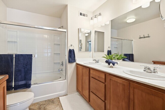 Building Photo - Point Loma, "The Bay" 2 bed 2 Bath Townhome now available! Amazing amenities, don't miss out