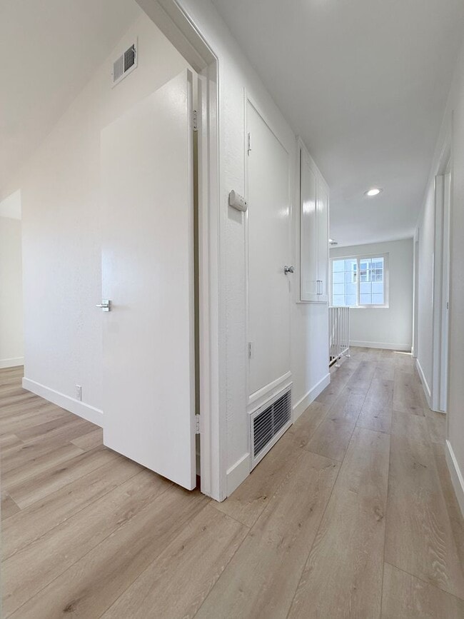 Building Photo - Stunning Remodeled Home in South Huntington Beach – Minutes to the Beach!