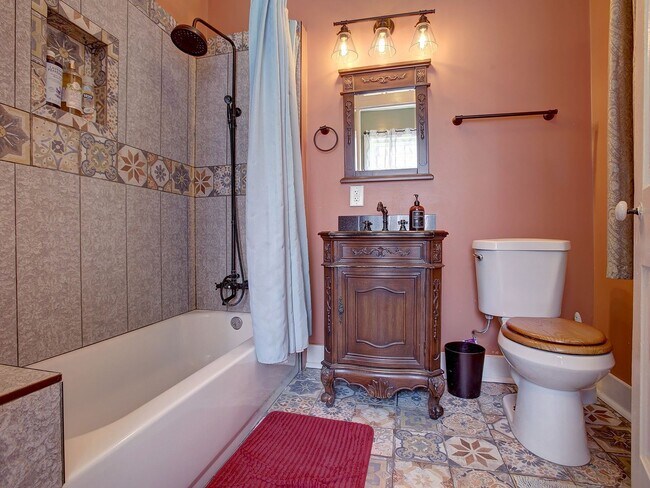 Building Photo - 617 Lyons St