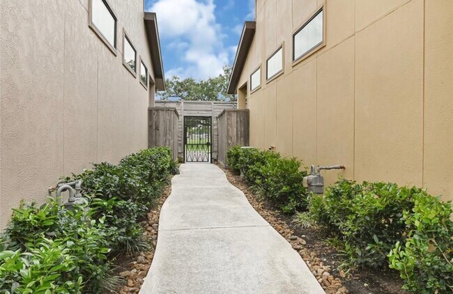 Building Photo - 1531 Woodbend Park W