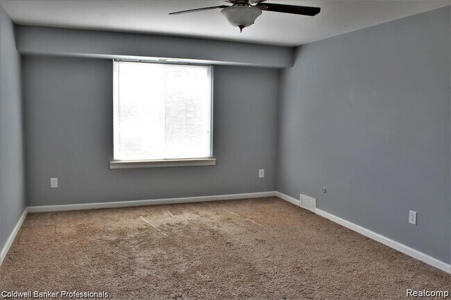 Building Photo - 2025 E Franklin Dr