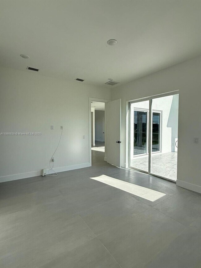 Building Photo - 5 SW 26th Pl
