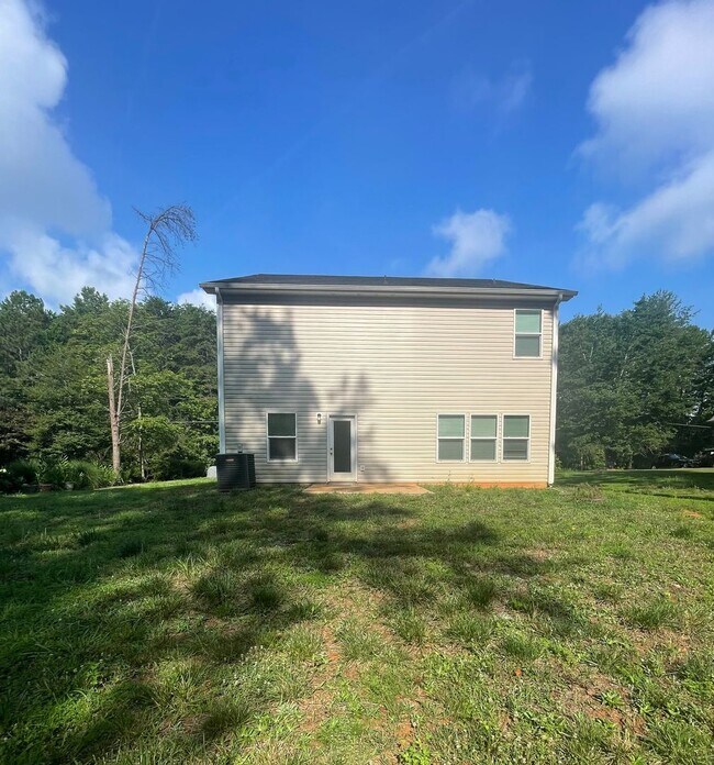 Building Photo - Welcome to this stunning 5-bedroom, 2-bath...
