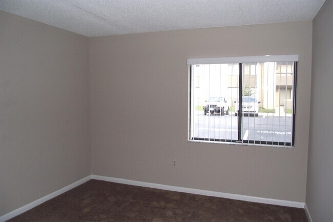 Building Photo - 5293 Vineland Rd