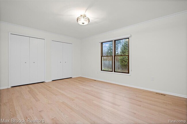 Building Photo - 28977 Lake Park Dr