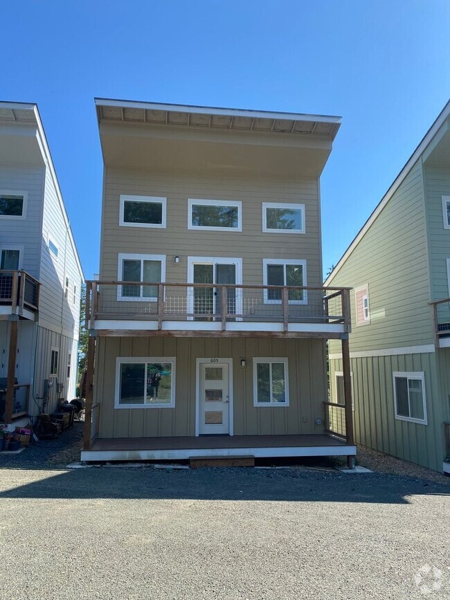 Building Photo - 3 Bedroom Close to Town