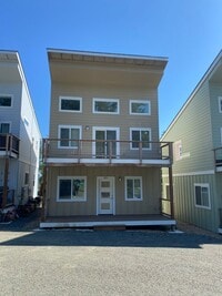 Building Photo - 3 Bedroom Close to Town