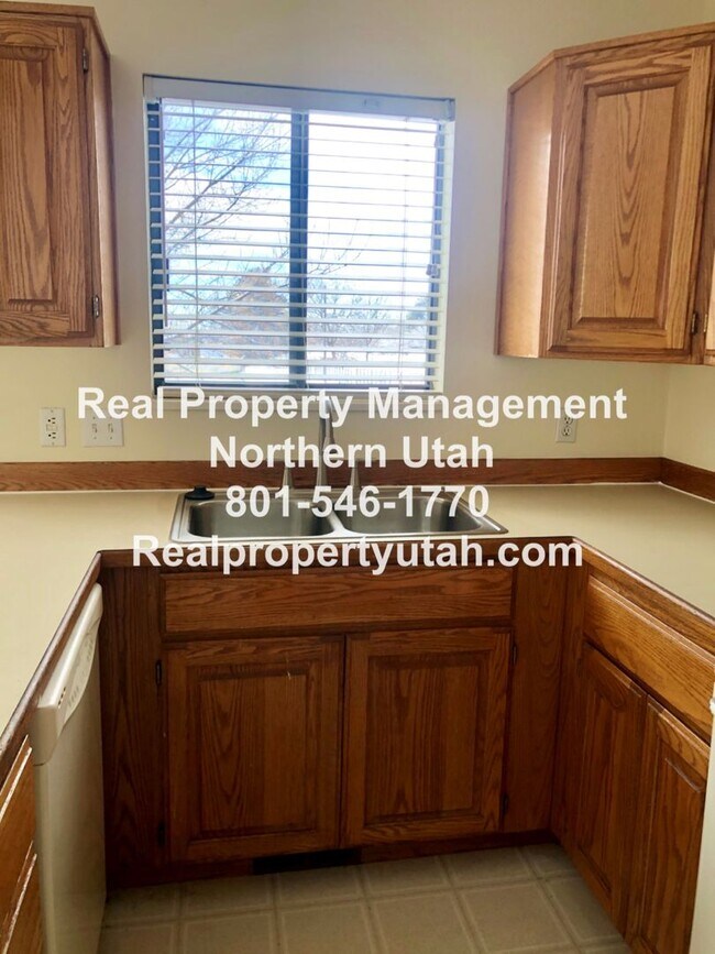 Building Photo - 4 Bedroom 2.5 Bathroom House In Layton Available!