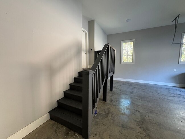 Building Photo - Grandeur Brick 4/3.5 with Bonus Room in Th...