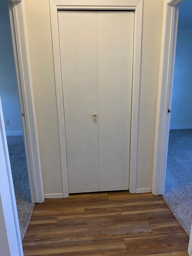 Building Photo - 2 Bed 1 Bath LAKE RENTAL
