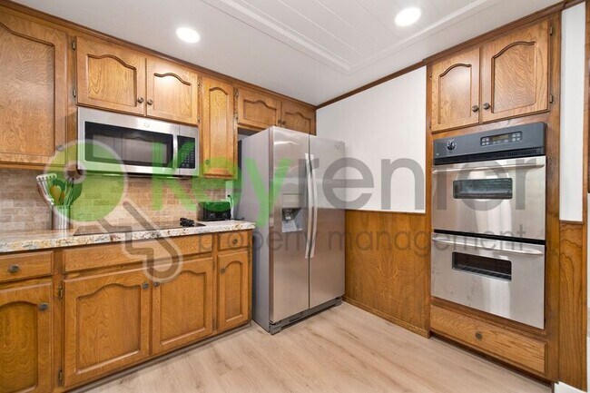 Building Photo - 9635 Oak Leaf Way