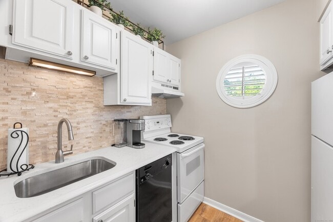 Building Photo - 2124 Old Pond Ln