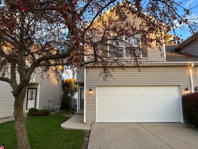 Building Photo - 1034 Doral Dr