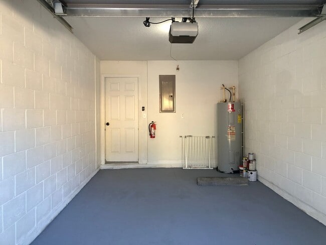 Building Photo - 13492 Applerose Ln