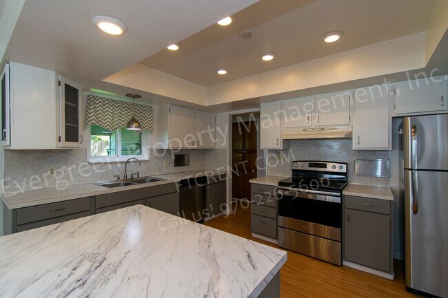 Building Photo - 2420 Poplar Dr