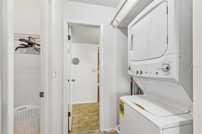 Building Photo - 11110 Carriage Hill Dr
