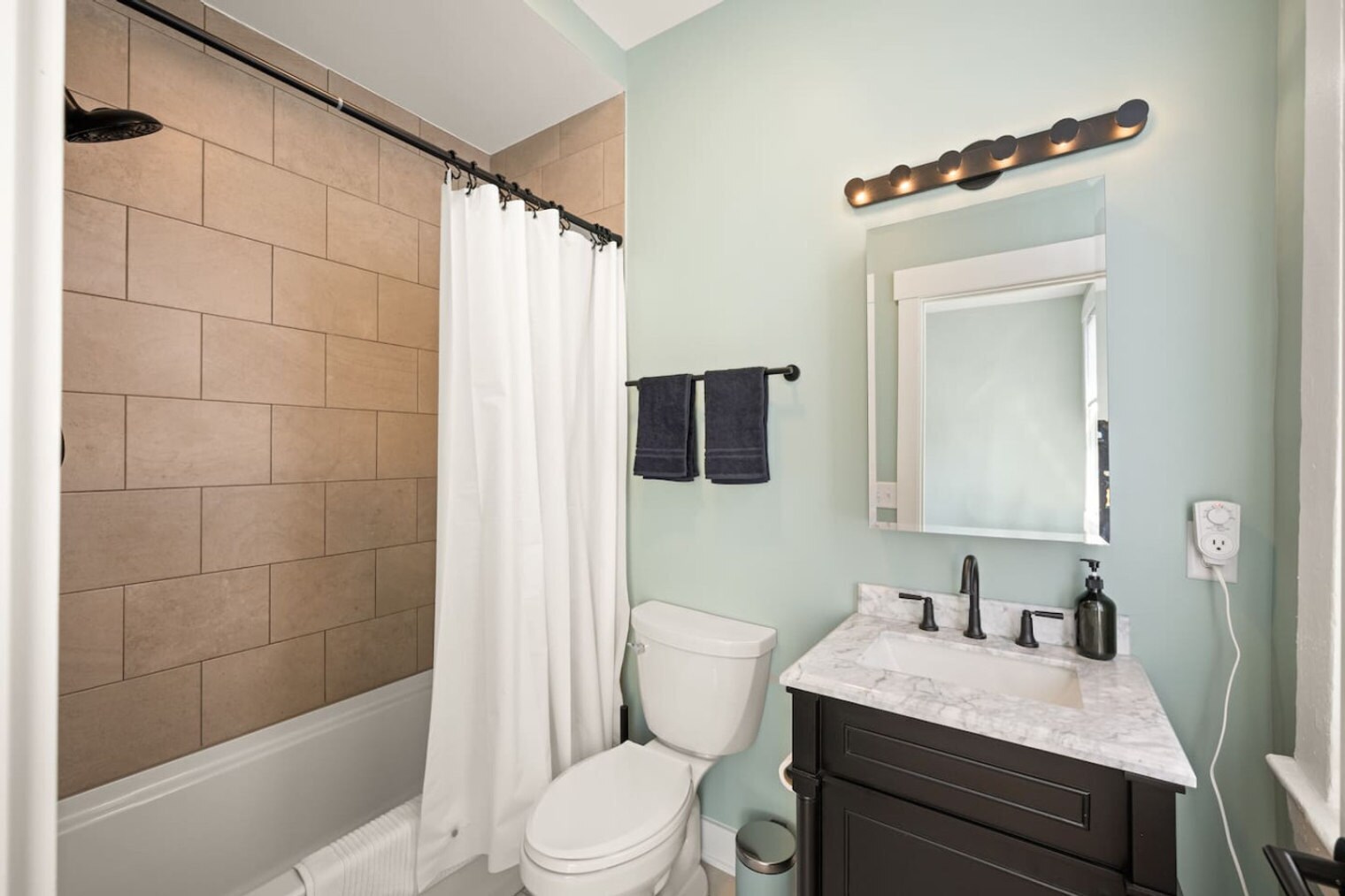 Building Photo - 1918 Vine St