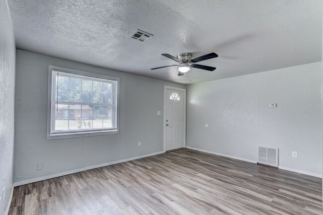 Building Photo - Newly Renovated  4 bedroom 1 bath
