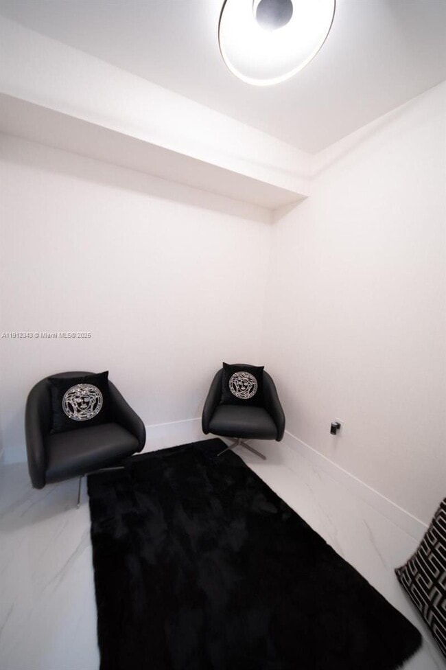 Building Photo - 700 NE 24th St