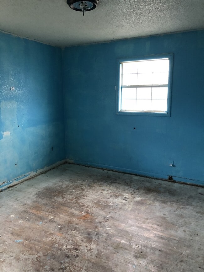 Building Photo - 4 bedroom