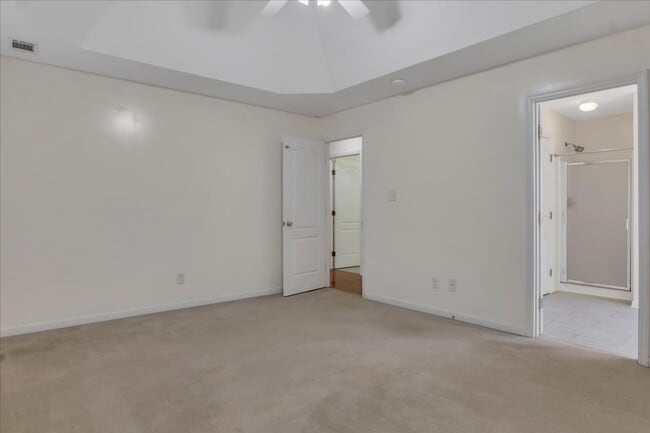 Building Photo - MOVE IN READY