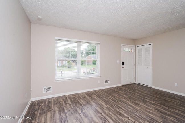 Building Photo - 8204 Rochelle Rd