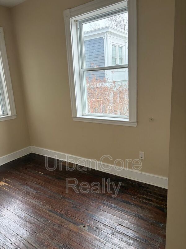 Building Photo - 2410 Cedar St