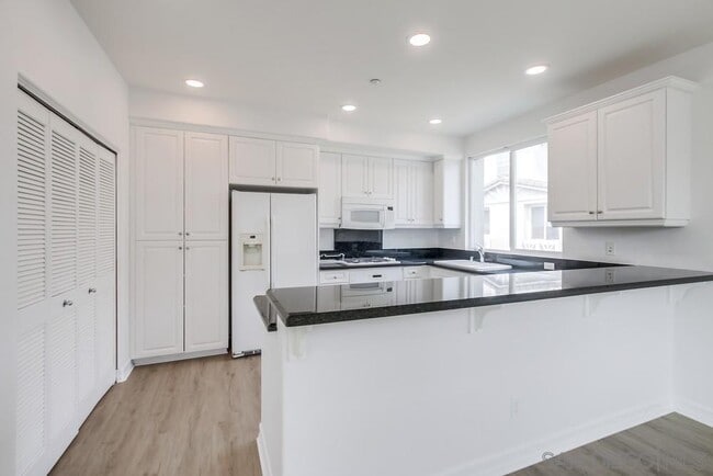 Building Photo - 2978 Beachwood Blf Wy