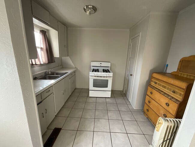 Building Photo - 2304 Doris Ave