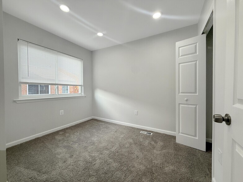 Room 4 - 1344 Barnaby Ter SE