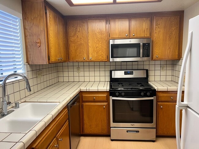 Building Photo - Grand Ave Barakat