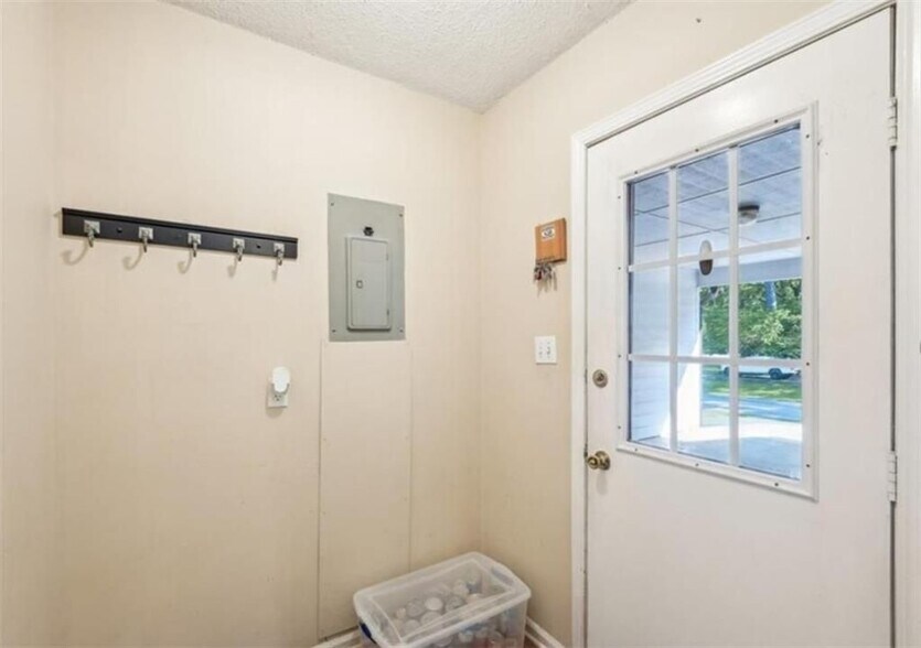 Building Photo - 886 Perimeter Rd