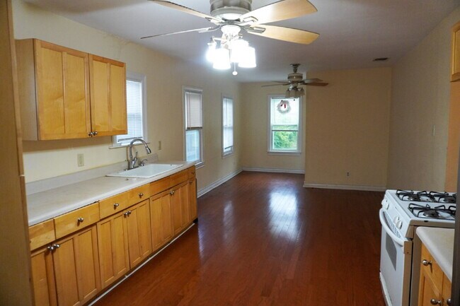 Building Photo - 3br / 2ba house in Woodlawn terrace, close...