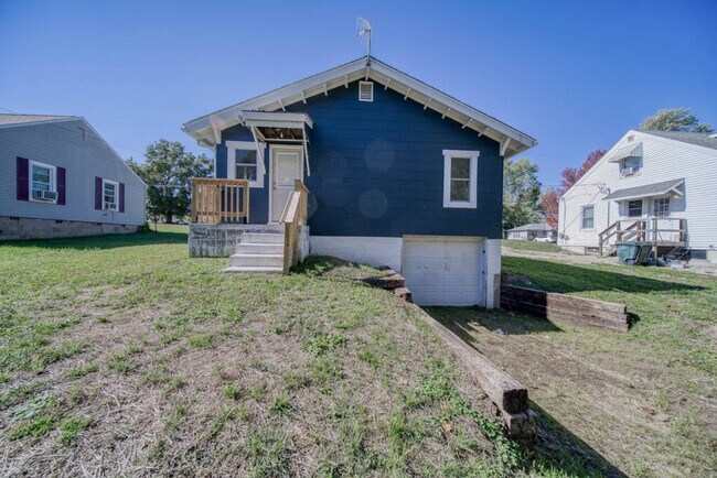 Building Photo - 1402 Iowa St