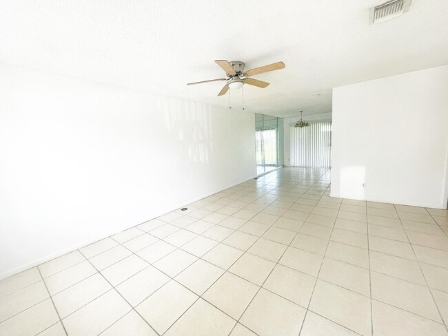 Building Photo - 2304 Seaside Dr