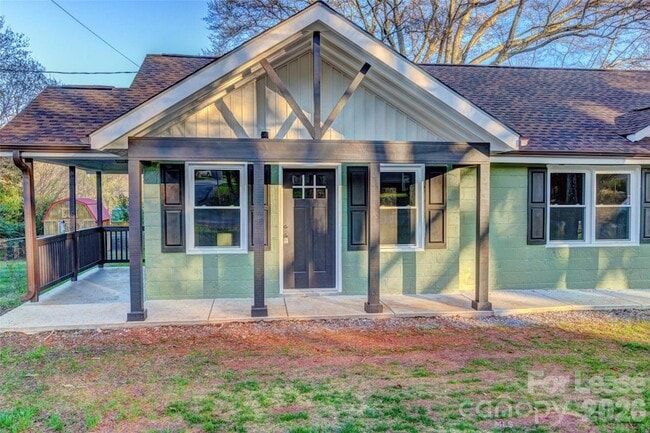 Building Photo - 824 2nd St