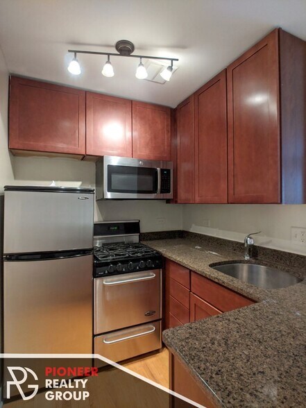 Building Photo - 643 W Wrightwood Ave