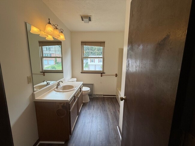 Building Photo - 4 bedroom home - Ross Township
