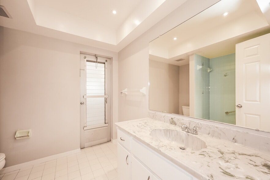 Building Photo - 2130 SE 9th Terrace