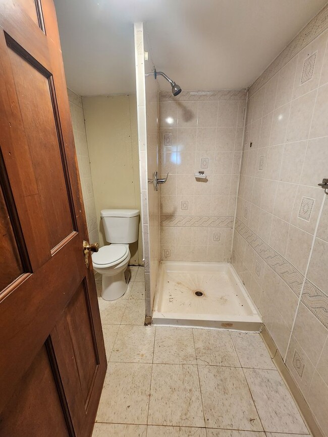 Building Photo - LARGE 4 Bedroom Home For Rent
