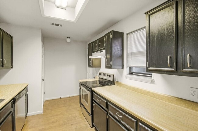 Building Photo - 1605 Waterloo Tr