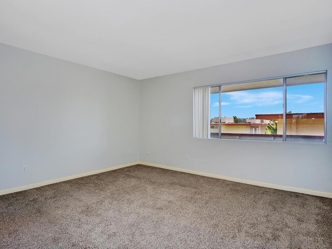 Building Photo - 6868 Hyde Park Dr