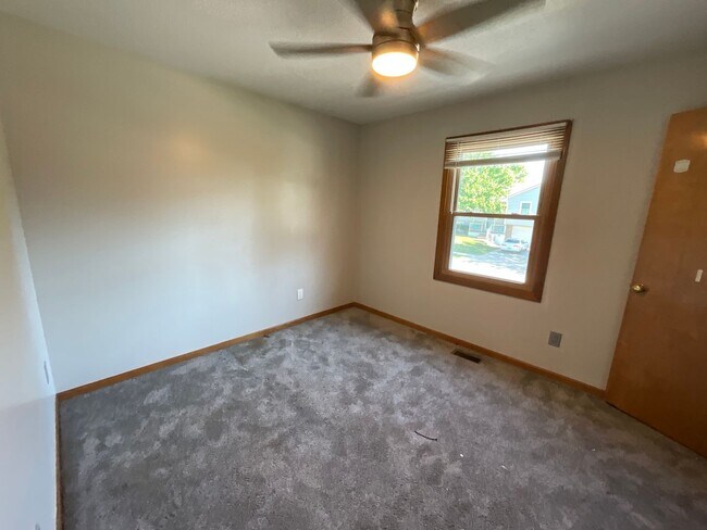Building Photo - Large Home for Rent in Independence