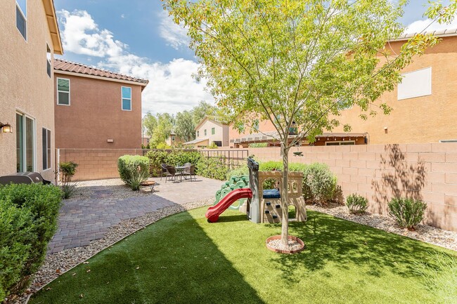 Building Photo - Exquisite 5 bedroom 4 bathroom home with fresh paint and new carpet waiting for you!