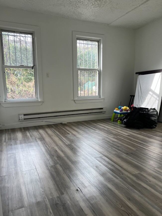 Building Photo - 20 Porach St