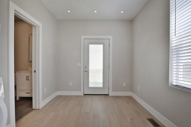 Building Photo - EAST FRANKLINTON ARTIST DISTRICT!  SUNNY N...