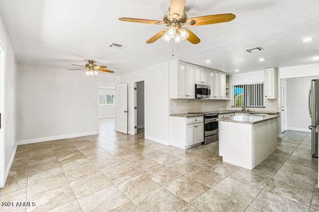 Building Photo - 6518 E Sunnyside Dr