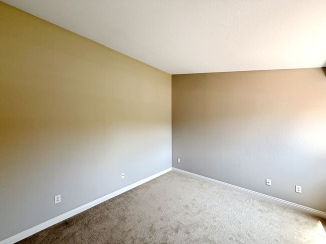 Building Photo - Beautiful 3B/2.5BA Home in Sorrento Valley...